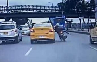 Bogota, Taxi atropella a motociclista y posteriormente se accidenta