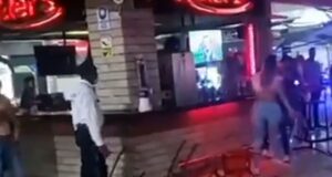 Fuerte pelea en centro comercial de Cali quedó grabada en video