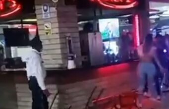 Fuerte pelea en centro comercial de Cali quedó grabada en video
