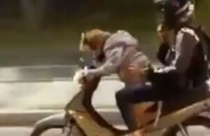 Video: Conductor que puso a manejar moto a su perro podría ser sancionado