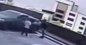Video: vehículo cayó desde el piso 5 de un parqueadero, La policia encuentra caleta con armas dentro del auto.