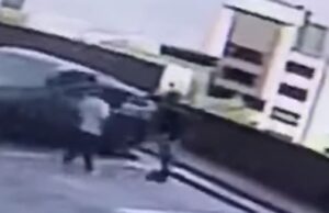 Video: vehículo cayó desde el piso 5 de un parqueadero, La policia encuentra caleta con armas dentro del auto.