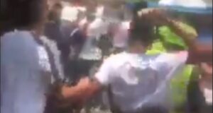 Video: hombre que lanzó ladrillo a ladrón y golpeó a policía, fue sancionado