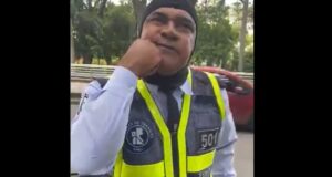 Video: Agente de tránsito se negó a ponerse el tapabocas porque no cree en eso. agente_transito_cali