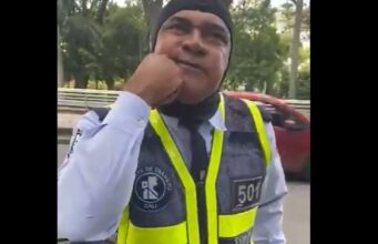Video: Agente de tránsito se negó a ponerse el tapabocas porque no cree en eso. agente_transito_cali