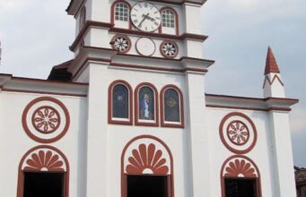 Video: Comparendo para pareja que se usaron el confesionario de una iglesia para encuentro intimo iglesia_villamaria_caldas