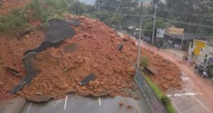 Derrumbe a la altura de Copacabana en Medellín tiene colapsado el tráfico para salir de la ciudad derrumbe copacabana