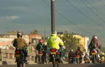 parrillero en moto