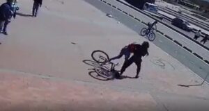 Video: Mujer víctima de robo la emprende contra el ladrón y recupera su celular