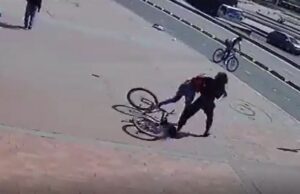 Video: Mujer víctima de robo la emprende contra el ladrón y recupera su celular