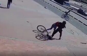 Video: Mujer víctima de robo la emprende contra el ladrón y recupera su celular