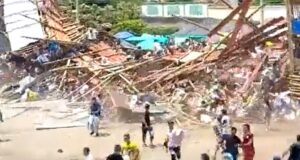 Video: Tragedia en el Espinal, tribuna se desploma en plena corraleja, se reportan varios heridos espinal tolima corraleja